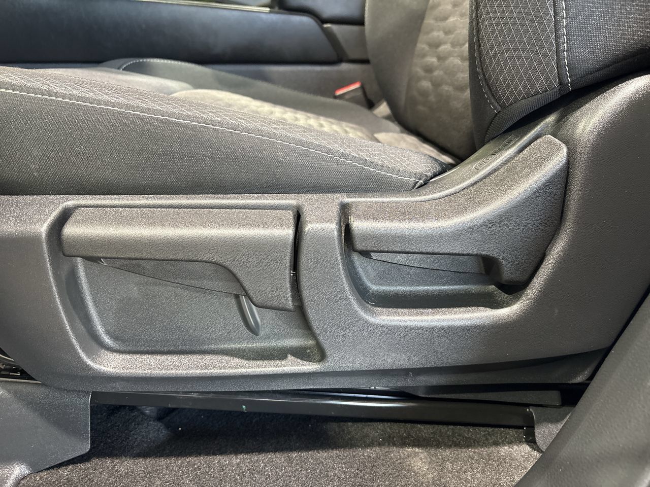 Used 2025 Nissan Pathfinder S FWD image 12