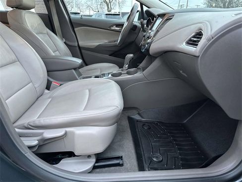 Used 2018 Chevrolet Cruze Premier image 20