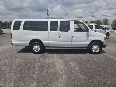 Used 2006 Ford E-350 and Econoline 350 XLT RWD image 2