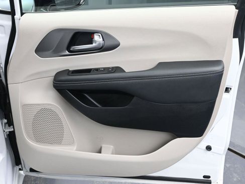 Used 2024 Chrysler Pacifica Touring-L image 7