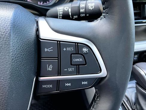 Used 2022 Toyota Highlander XLE AWD/4WD image 24