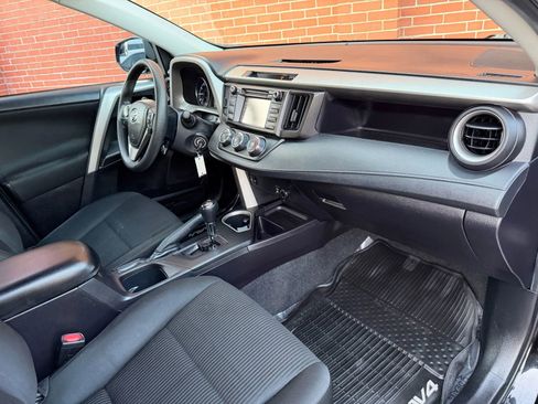 Used 2018 Toyota RAV4 LE image 19