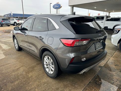 Used 2021 Ford Escape SE image 3