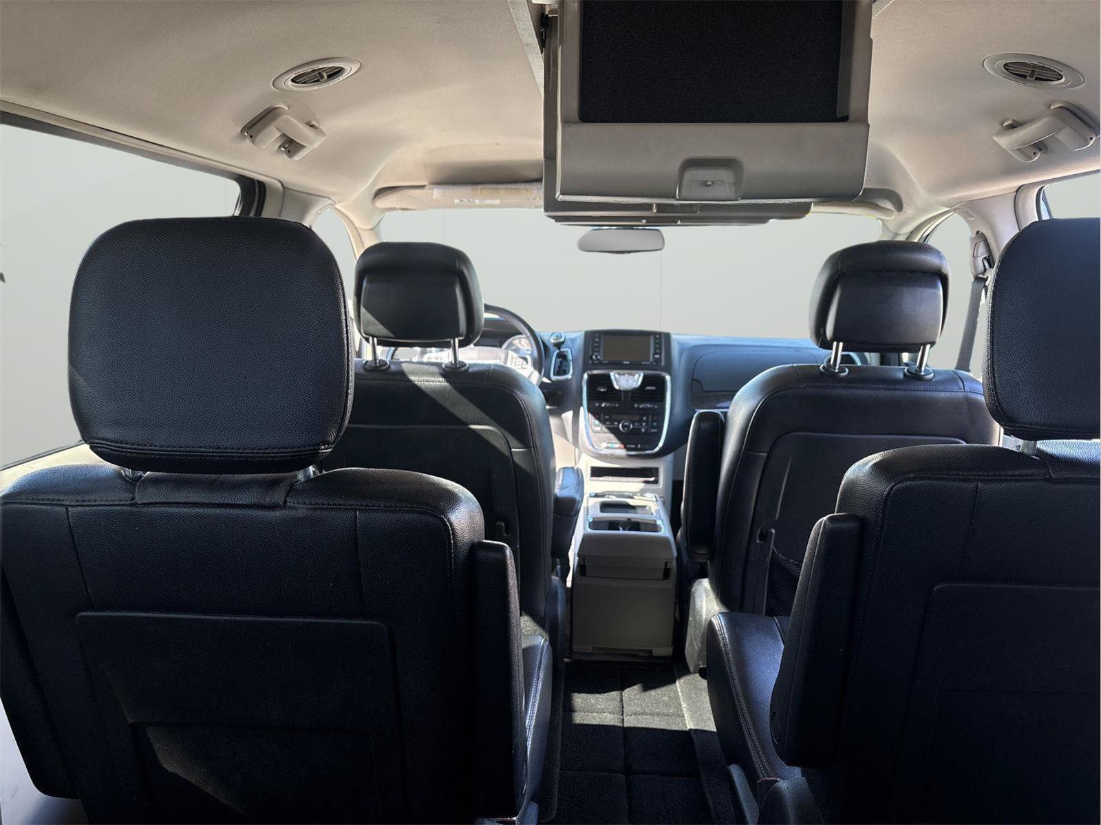 Used 2015 Chrysler Town & Country Touring FWD image 25