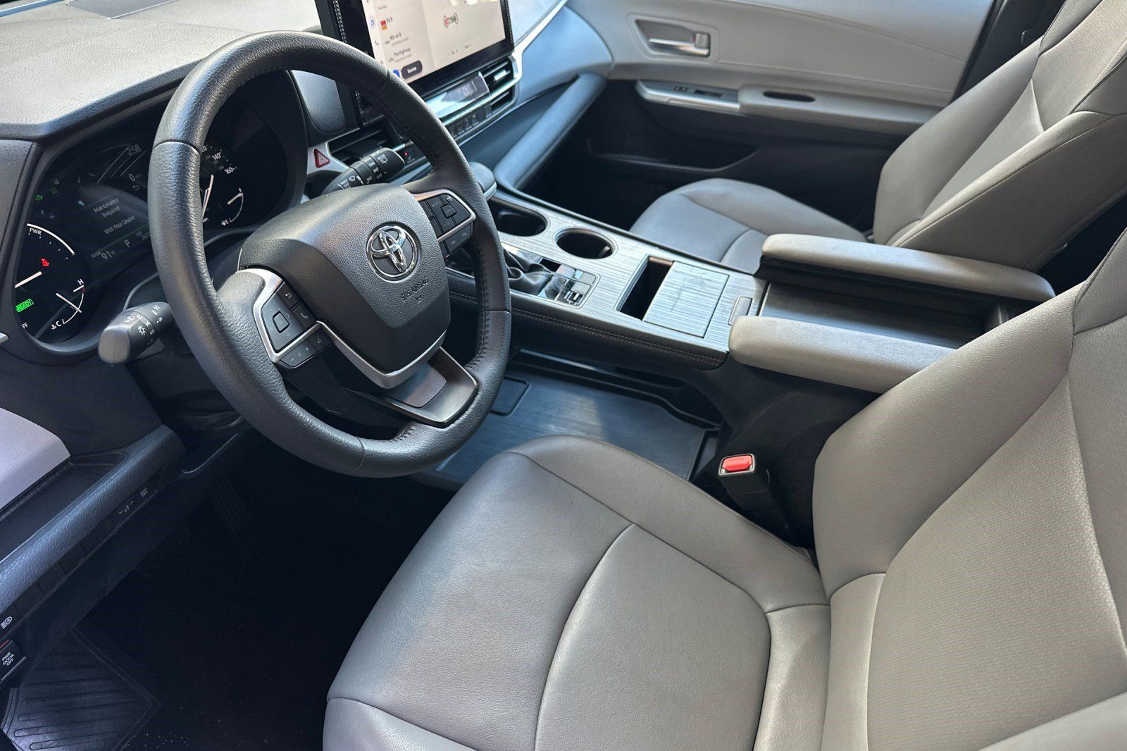 Used 2026 Toyota Sienna XLE FWD image 4
