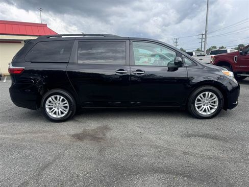 Used 2017 Toyota Sienna XLE Premium FWD image 4
