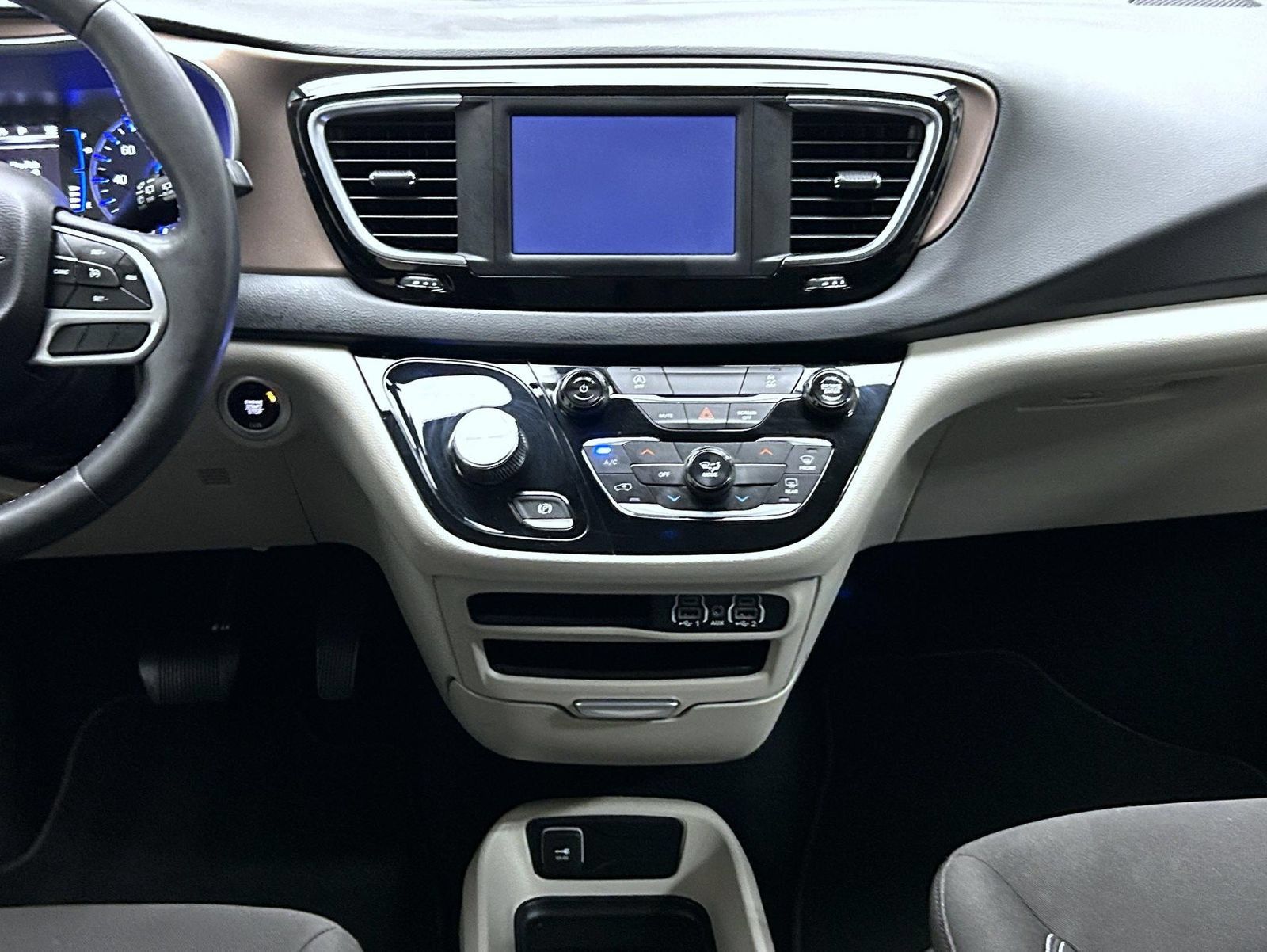 Used 2023 Chrysler Voyager LX FWD image 13