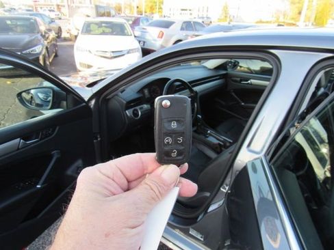 Used 2020 Volkswagen Passat 2.0T SE w/ Sunroof Package image 39