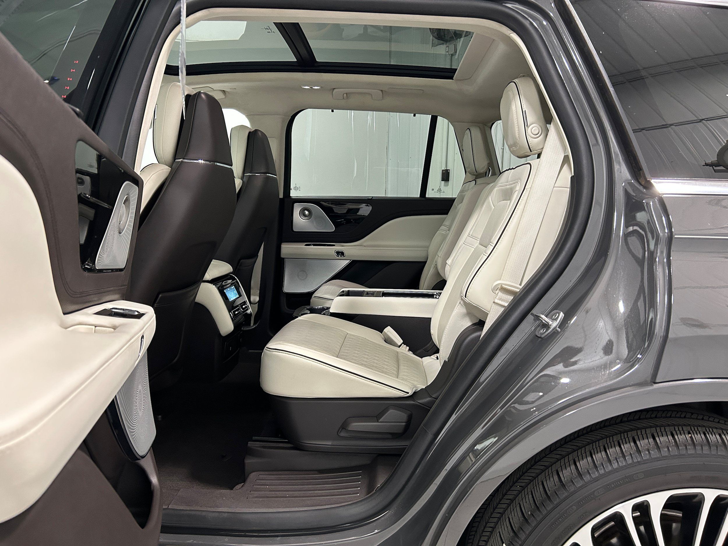 Used 2020 Lincoln Aviator Black Label w/ Dynamic Handling Package AWD/4WD image 29