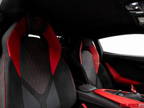 Used 2025 Lamborghini Revuelto image 41