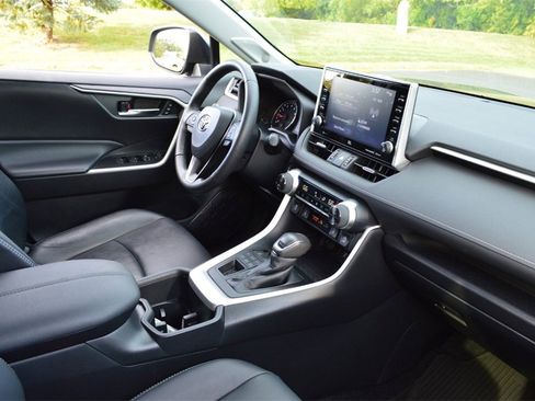 Used 2022 Toyota RAV4 XLE Premium image 31