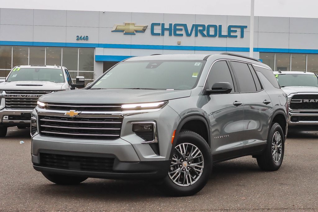 Used 2026 Chevrolet Traverse LT w/ Driver Confidence Package AWD/4WD image 1
