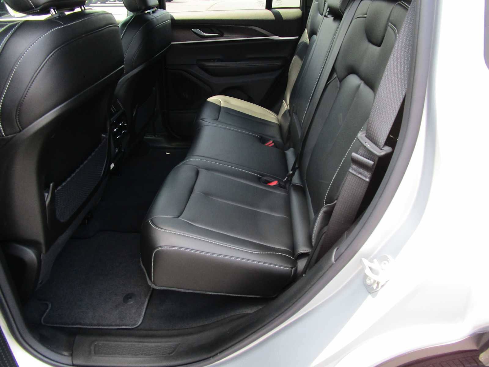Used 2025 Jeep Grand Cherokee Limited w/ Black Appearance Package AWD/4WD image 18