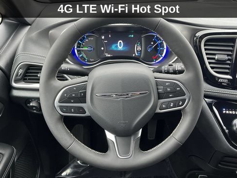 Used 2025 Chrysler Pacifica Select FWD image 19
