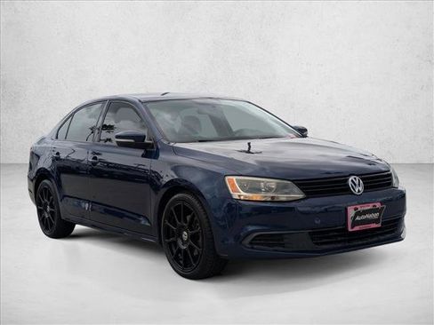 Used 2011 Volkswagen Jetta SE image 3