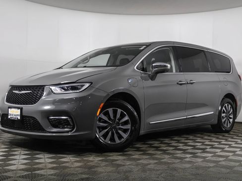 Used 2022 Chrysler Pacifica Limited image 2