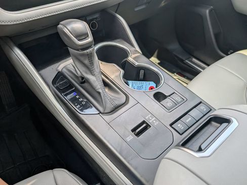 Used 2020 Toyota Highlander XLE FWD image 16