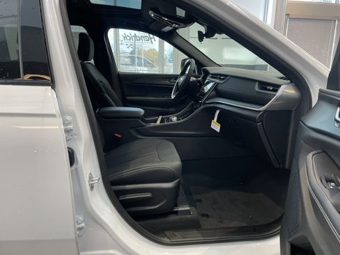 New 2025 Jeep Grand Cherokee Laredo X w/ Luxury Tech Group I image 37