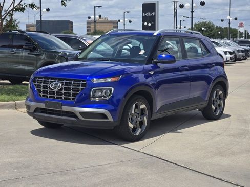 Used 2025 Hyundai Venue SEL FWD image 2