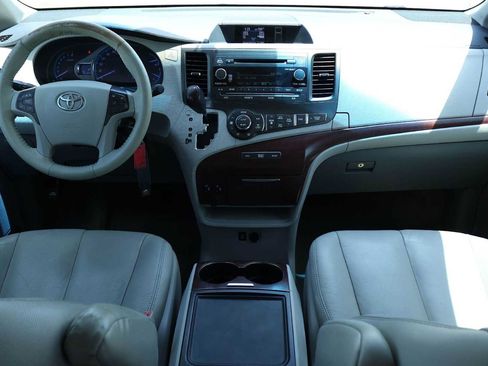 Used 2014 Toyota Sienna XLE FWD image 10