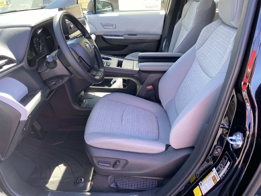 New 2026 Toyota Sienna LE FWD image 12