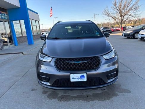 Used 2021 Chrysler Pacifica Touring-L w/ S Appearance Package image 2