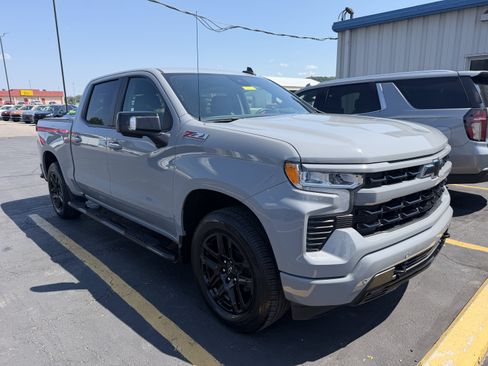 Used 2025 Chevrolet Silverado 1500 RST AWD/4WD image 2