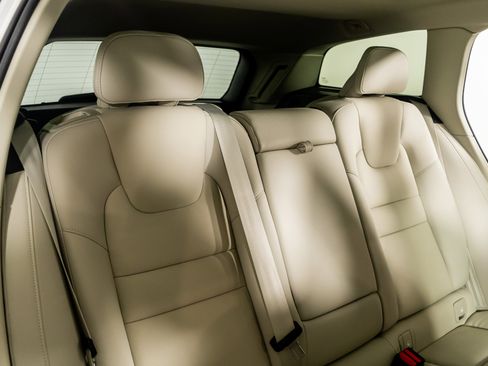 Used 2026 Volvo V60 B5 Cross Country Plus w/ Protection Package Premier image 29