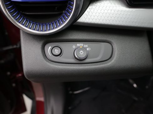Used 2025 Chevrolet Trax LT w/ LT Convenience Package FWD image 15