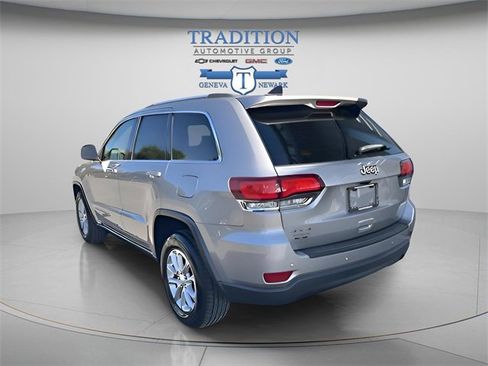 Used 2021 Jeep Grand Cherokee Laredo image 3
