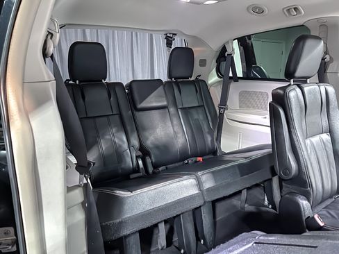 Used 2014 Chrysler Town & Country Touring image 18
