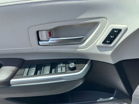 Used 2021 Toyota Sienna Platinum image 28