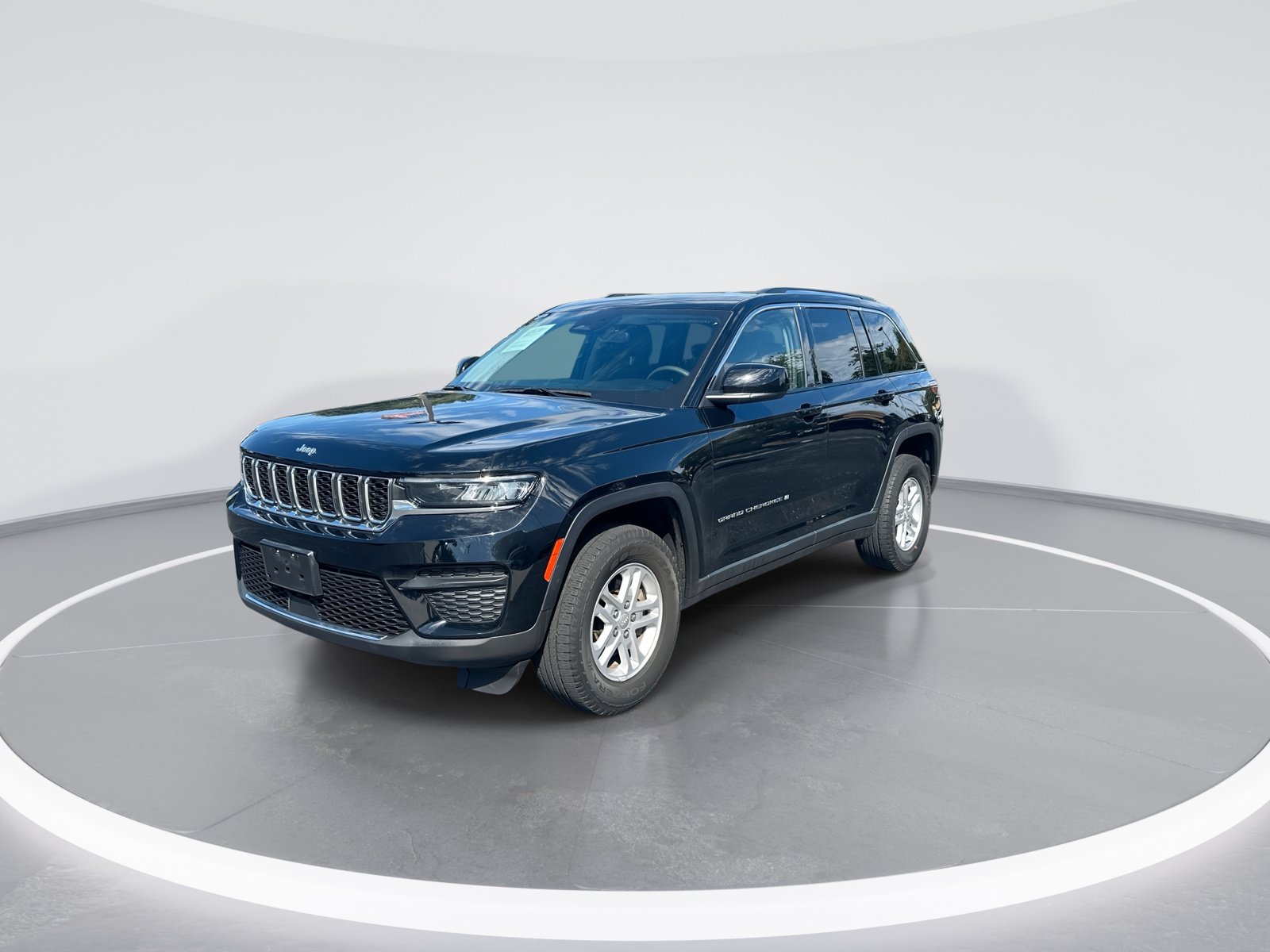 Used 2023 Jeep Grand Cherokee Laredo w/ Luxury Tech Group I AWD/4WD image 5