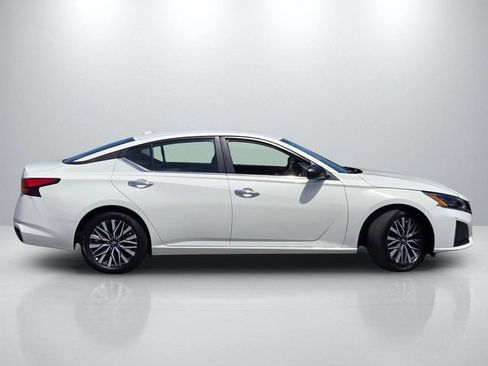 Used 2025 Nissan Altima 2.5 SV FWD image 3