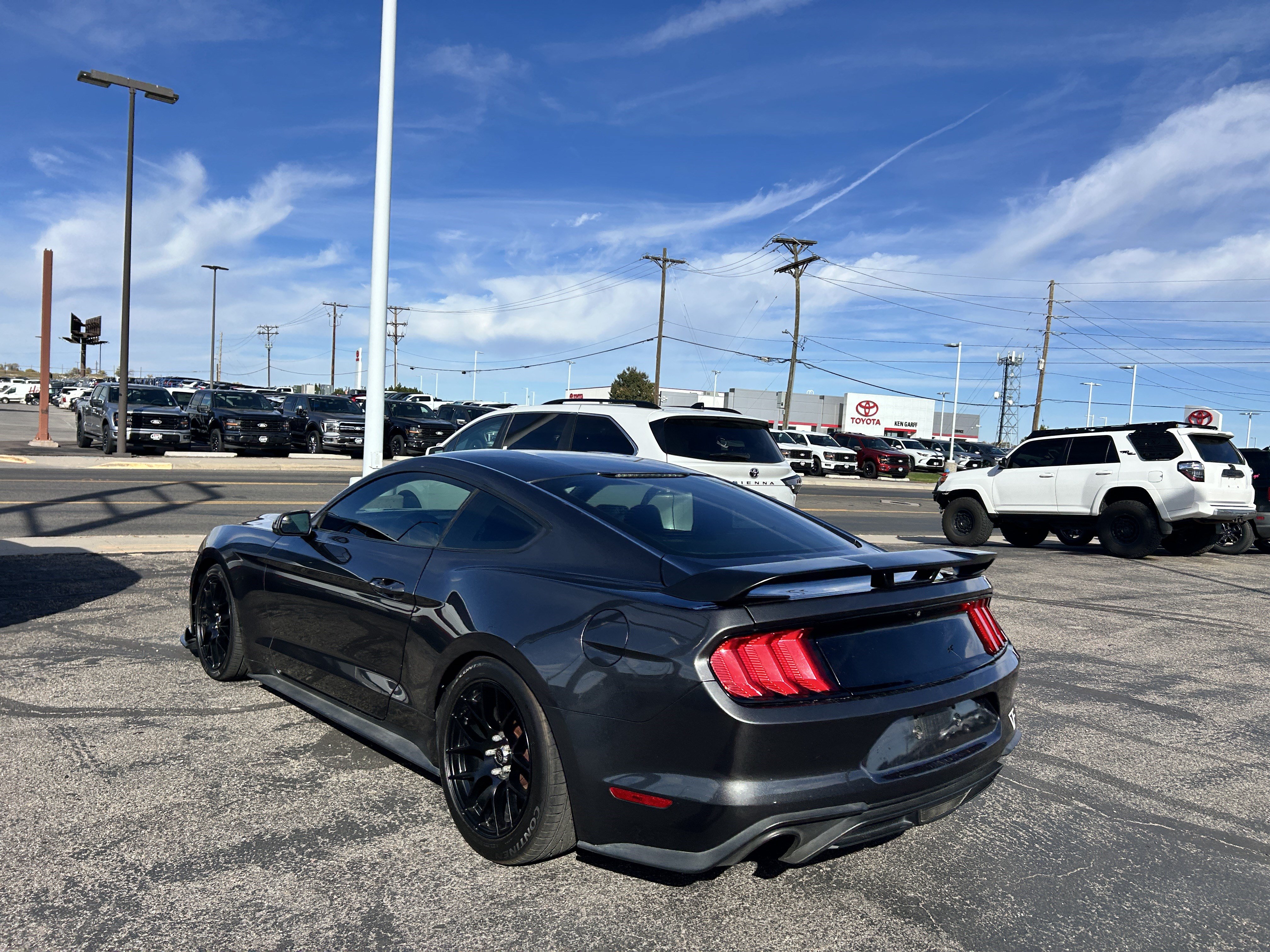 Used 2018 Ford Mustang Coupe RWD image 3