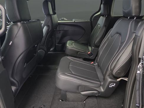 New 2026 Chrysler Pacifica Select w/ S Appearance Package image 29
