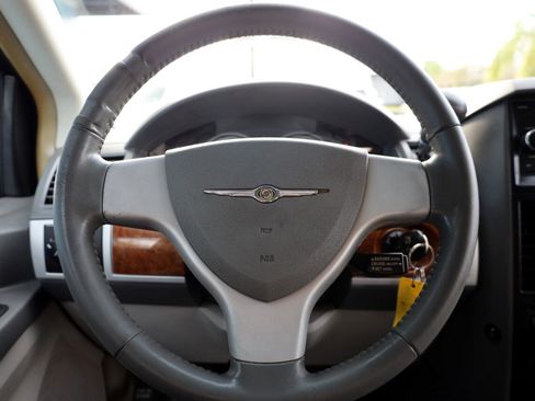 Used 2008 Chrysler Town & Country Touring image 11