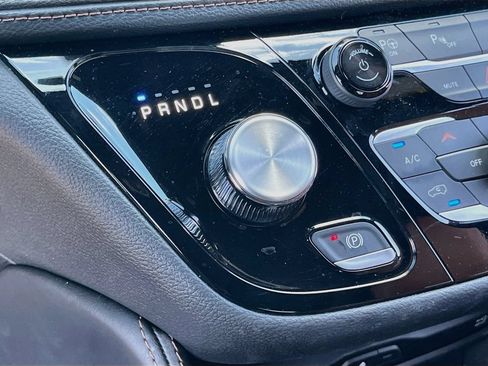 Used 2025 Chrysler Pacifica Pinnacle FWD image 17