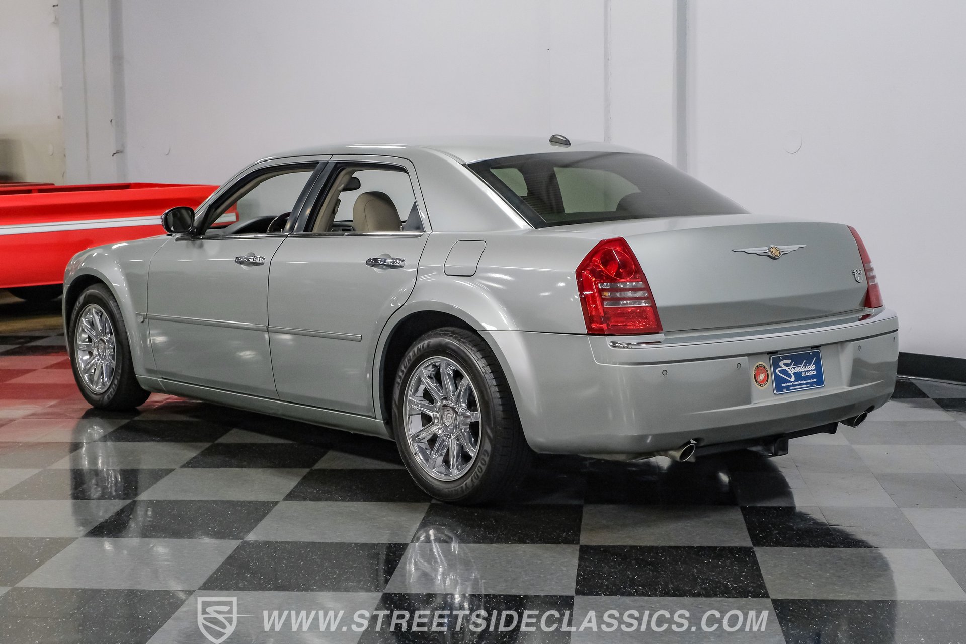 Used 2005 Chrysler 300 C w/ Navigation & Sound Group II RWD image 9
