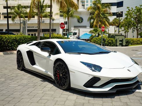 Used 2018 Lamborghini Aventador S image 11