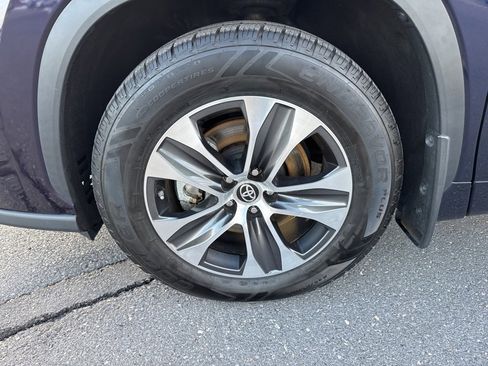 Used 2021 Toyota Highlander XLE image 15