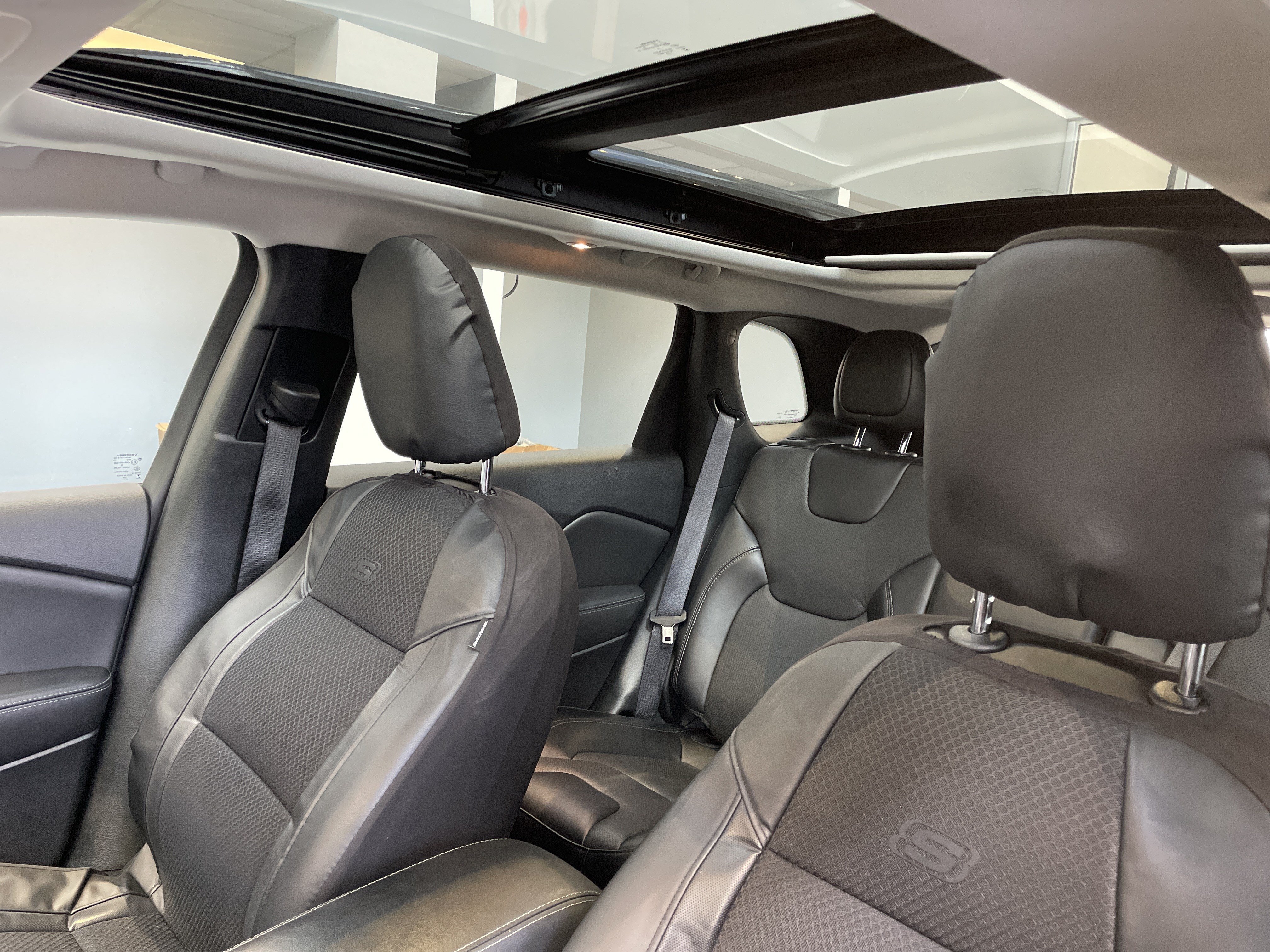 Used 2022 Jeep Cherokee Latitude Lux w/ Sun & Sound Group FWD image 17