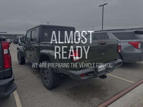 Used 2022 Jeep Gladiator Willys AWD/4WD image 3