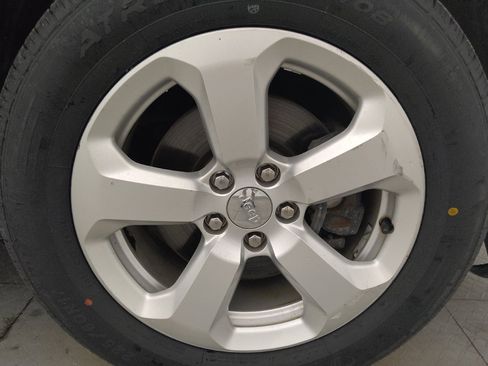 Used 2019 Jeep Compass Latitude FWD image 31