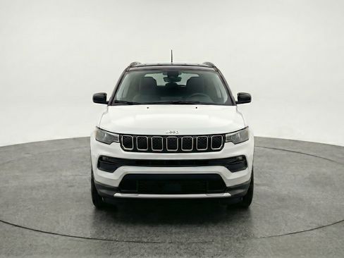 Used 2025 Jeep Compass Limited AWD/4WD image 2