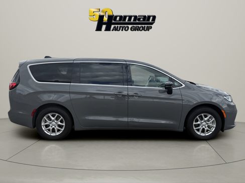Used 2025 Chrysler Pacifica Select FWD image 6