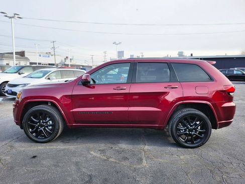 Used 2022 Jeep Grand Cherokee Laredo X image 2