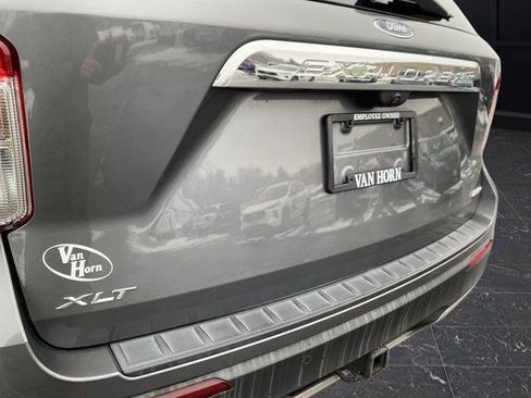 Used 2022 Ford Explorer XLT w/ Equipment Group 202A AWD/4WD image 31