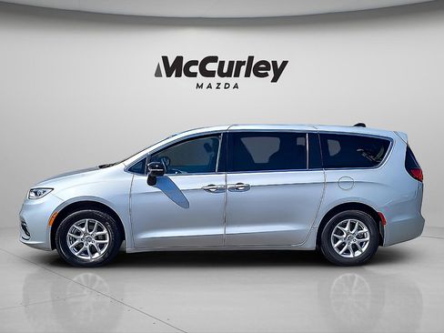 Used 2024 Chrysler Pacifica Touring-L FWD image 4