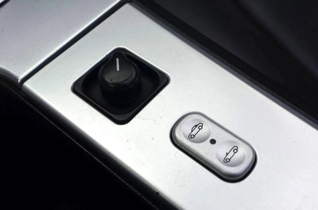 Used 2005 Chrysler Crossfire Limited RWD image 33